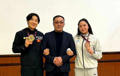 Кыз-келиндер күрөшү боюнча курама команда Азия чемпиондугунан кайтып келишти