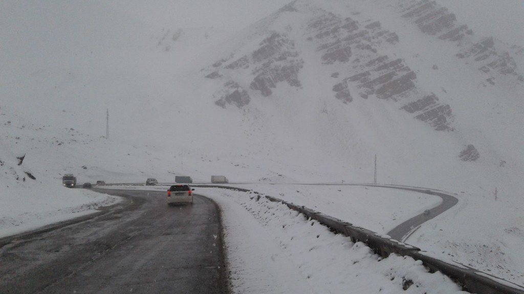 Төө-Ашуу жана Өтмөктө кар жаап жатат